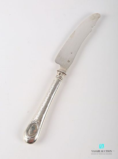 null Silver butter knife, the handle in filled silver decorated with peas on a guilloche...