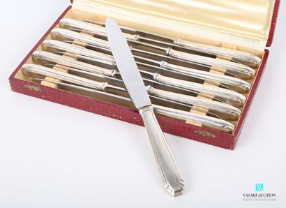 null Suite de douze couteaux de table, les manches en métal argenté à décor de filets...