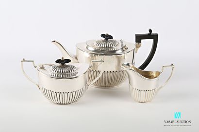 null Service à thé en métal argenté comprenant une théière, un pot à lait et un sucrier...