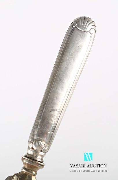 null Fish serving knife, the handle in filled silver decorated with fillets, scrolls...