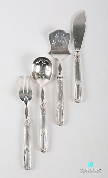 null Hors d'oeuvres service of four pieces, the handle in silver with a decoration...