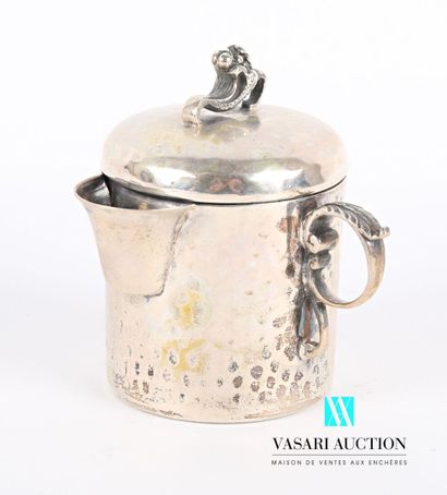 null Cream pot in hammered silver 800 thousandth, the catch underlined by an acanthus...