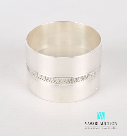 null Silver napkin ring of round shape, the body decorated with a frieze of water...