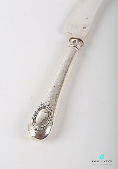 null Silver butter knife, the handle in filled silver decorated with peas on a guilloche...