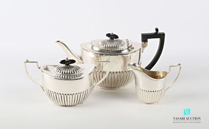 null Service à thé en métal argenté comprenant une théière, un pot à lait et un sucrier...
