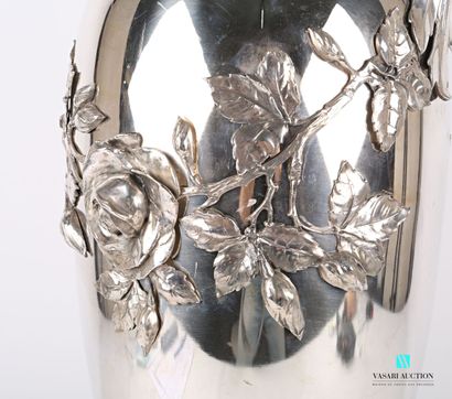 null Grand vase de forme amphore en métal argenté, le col à décor d'une frise de...