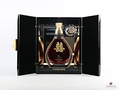 null 1 carafe Cognac "L'Essence" de COURVOISIER 

42° - 70 cl

Belle carafe en cristal...