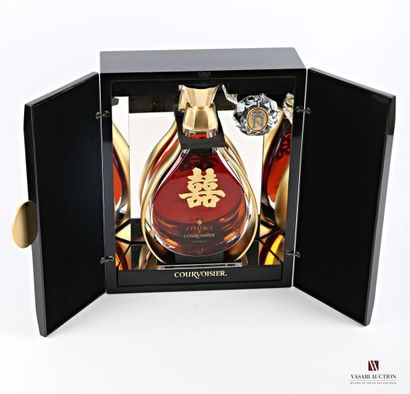 null 1 carafe Cognac "L'Essence" de COURVOISIER 

42° - 70 cl

Belle carafe en cristal...