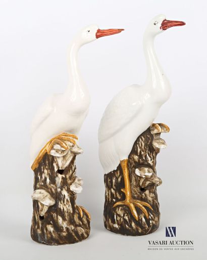null CHINE

Paire de sujets en porcelaine peinte figurant un couple de cigognes sur...