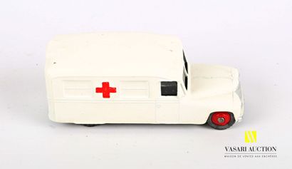 null DINKY TOYS (GB)

Lot de quatre véhicules : Daimler ambulance Réf 253 - U.S.A...