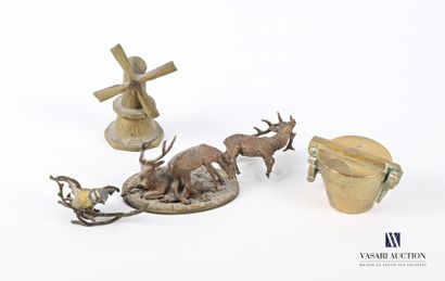null VIENNA BRONZE

Lot including two stags and a doe posing on a leafy terrace (accident...
