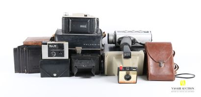 null Lot of cameras including : a Voigtländer in its leather case - a Viva 126 3000...
