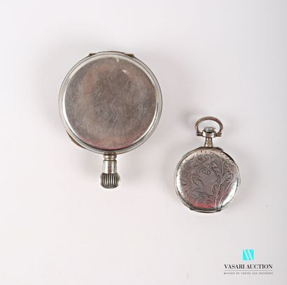 null Lot of two pocket watches, the first one in silver of round form presents an...