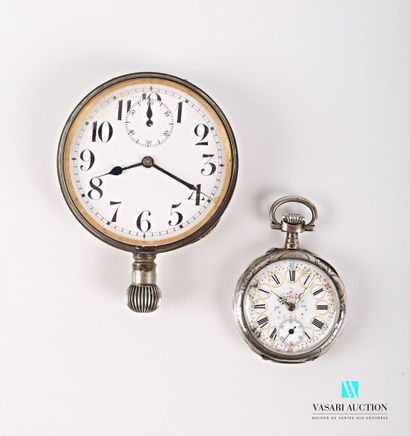 null Lot of two pocket watches, the first one in silver of round form presents an...