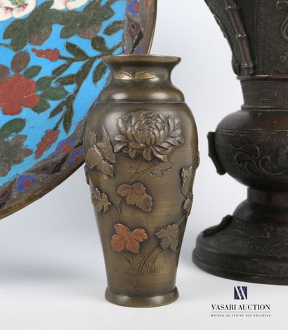 null JAPAN

Lot including a small bronze vase of oblong form decorated with peonies,...