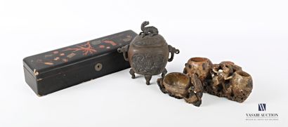 null ASIA

Lot including a bronze perfume burner of oblong shape standing on three...