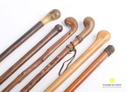 null Lot of six canes, four of which have a knob, one with a spherical knob and the...