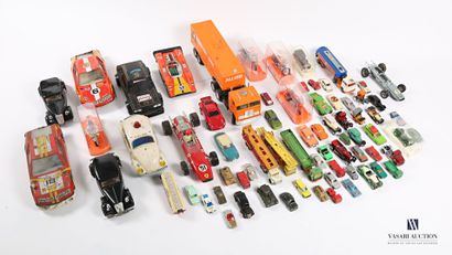 null Lot de véhicules miniatures de différentes échelles et marques en plastique...
