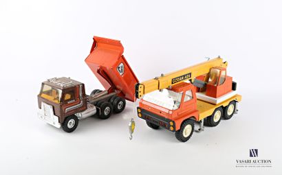 null Lot including a crane truck and a dump truck in lacquered metal

(wear of use,...