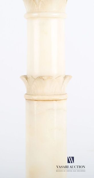 null Pied de lampe en marbre blanc veiné posant sur une base ronde ornée de cannelures...