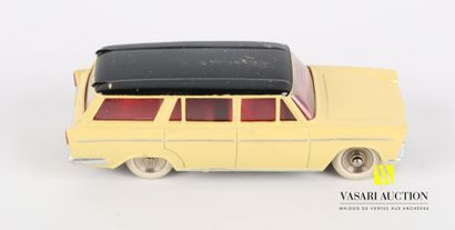 null DINKY TOYS (FR)

Lot of four vehicles : Austin Healey 100 Ref 546 - Fiat 1800...