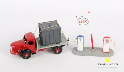null DINKY TOYS (FR)

Lot including two references : Berliet tray with container...