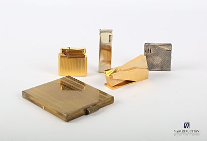 null Lot including three lighters, two in gilded metal, one in silver plated metal,...