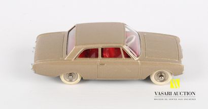 null DINKY TOYS (FR)

Lot of four vehicles : 2 CV Citroën 61 Ref 558 - Ford Taunus...