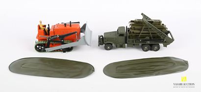 null DINKY SUPERTOYS (FRANCE MECCANO)

Military brockway truck with boat deck 884

Bulldozer...