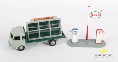 null DINKY TOYS (FR)

Lot including two references : Simca cargo mirror Ref 33C -...