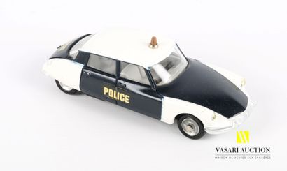 null DINKY TOYS (FR)

Lot of two vehicles : 2 CV Citroën 1966 Ref 500 - DS 19 Police...