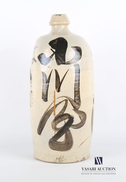 null Cracked ceramic bottle decorated with calligraphic signs

(wears and chips)

Height...
