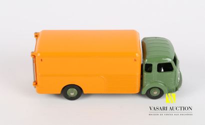 null DINKY TOYS (FR)

Lot of two vehicles : Simca Cargo van Ref 33A - Simca cargo...