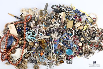 null Important lot de bijoux fantaisie comprenant bagues, bracelets, colliers, pendentifs,...