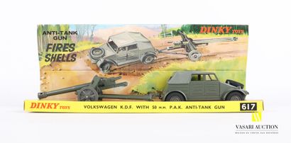 null DINKY TOYS (GB)

Lot of four vehicles : Austin by moke Ref 601 - Volkswagen...