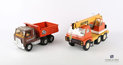 null Lot including a crane truck and a dump truck in lacquered metal

(wear of use,...