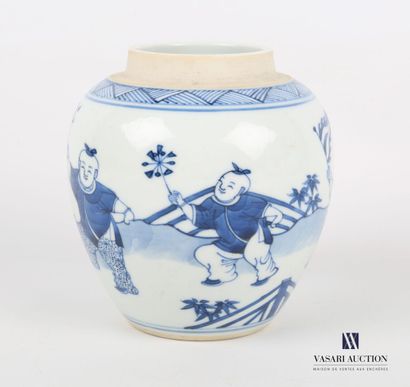 null CHINA

Ginger pot in white/blue porcelain with rotating decoration of characters...