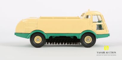 null DINKY TOYS (FR)

Lot of four vehicles : Mirroring Renault estafette Ref 564...