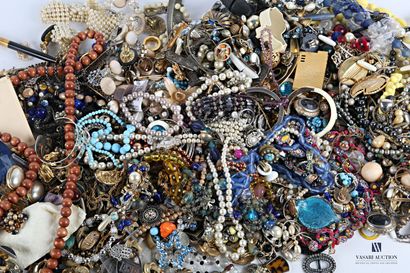 null Important lot of costume jewelry including rings, bracelets, necklaces, pendants,...
