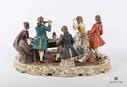 null CAPODIMONTE

Important porcelain group representing a scene of dance music.

(some...