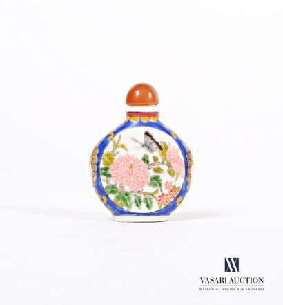 null CHINA 

Opium snuffbox in polychrome enamelled porcelain of round form with...