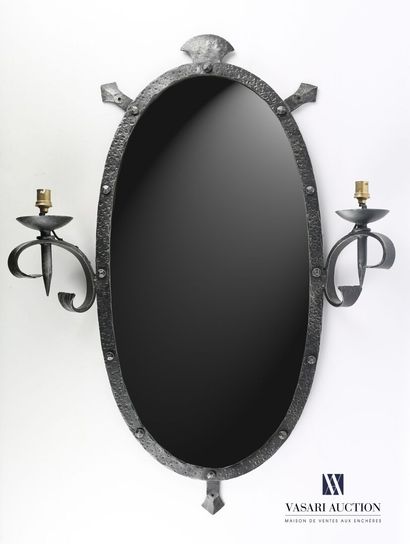 null Miroir en fer forgé de forme ovale s'inscrivant entre deux bras de lumière 

XXème...