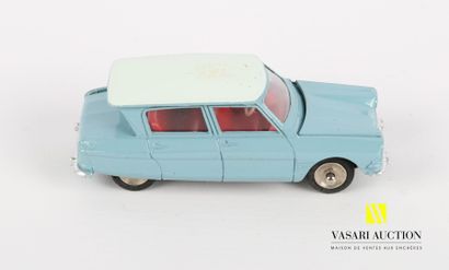 null DINKY TOYS (FR)

Lot of four vehicles : Chevrolet Corvair Ref 552 - Opel Rekord...