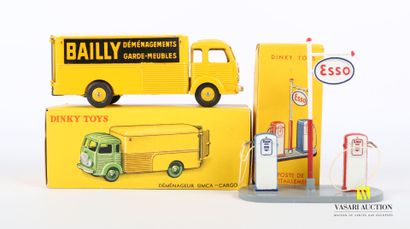 null DINKY TOYS (FR)

Lot including two references : Simca cargo van Ref 33AN - Refueling...