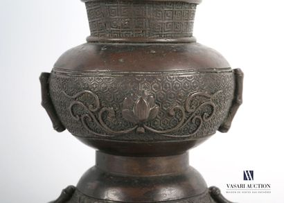 null JAPON

Lot comprenant un petit vase en bronze de forme oblongue agrémenté de...