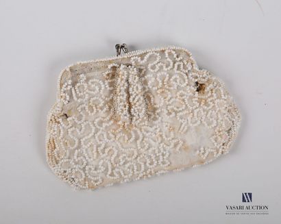 null Coin purse in evening and tulle decorated with fancy pearls

(accidents and...