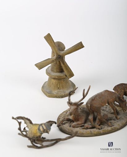null VIENNA BRONZE

Lot including two stags and a doe posing on a leafy terrace (accident...