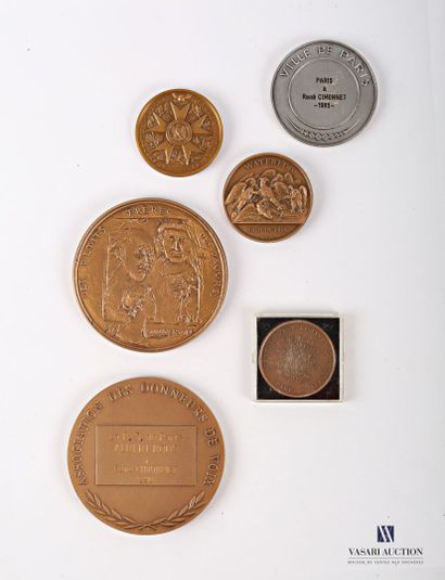 null Lot de médailles en bronze comprenant une médaille figurant sur l'Avers "Armand...