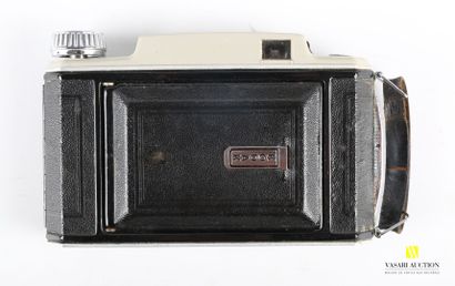 null Lot of cameras including : a Voigtländer in its leather case - a Viva 126 3000...