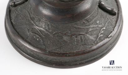 null JAPON

Lot comprenant un petit vase en bronze de forme oblongue agrémenté de...
